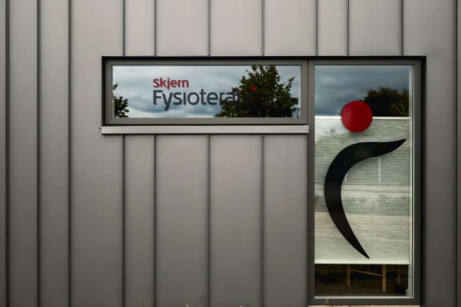 Durable steel profiles house physiotherapists who keep you strong, Ranunkelvej 11A, 6900 Skjern, Denmark